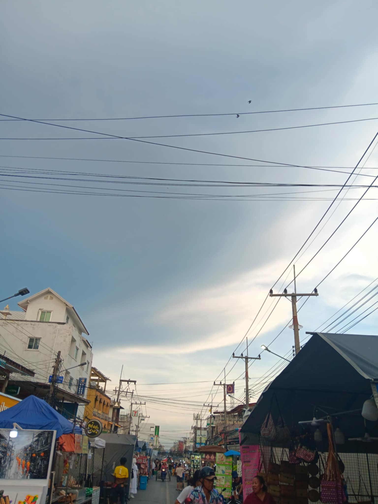 ตลาดโต้รุ่ง